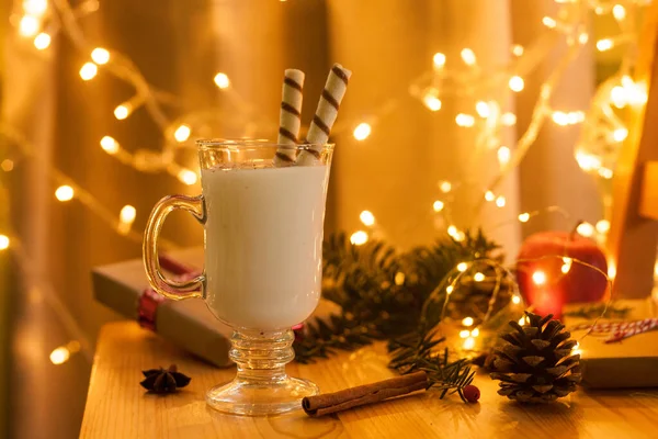 Traditional Christmas drink eggnog with candies and spices. Selective focus. — Stock Photo, Image