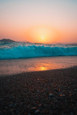 Gün batımı denizin üzerinde güzel dalgalarla