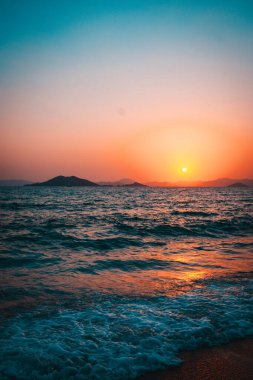 Denizin üzerinde güzel bir gün batımı. doğa arkaplanı