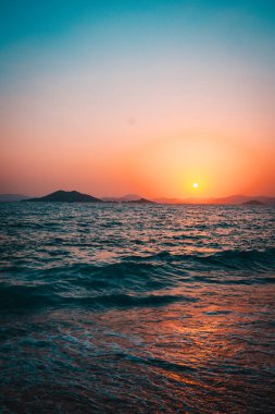 Denizin üzerinde güzel bir gün batımı