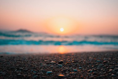 Sahilde gün doğumu