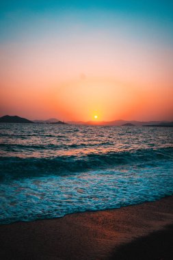 Akdeniz sahilinde güzel bir gün doğumu..