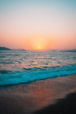 Denizin üzerinde güzel bir gün batımı