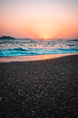 Denizin üzerinde gün batımı.