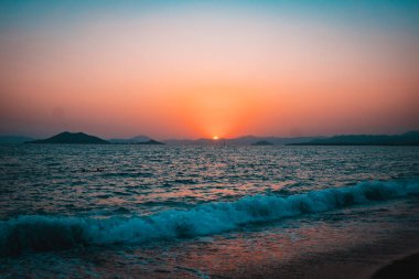 Denizde inanılmaz bir gün doğumu Denizin güzel manzarası.