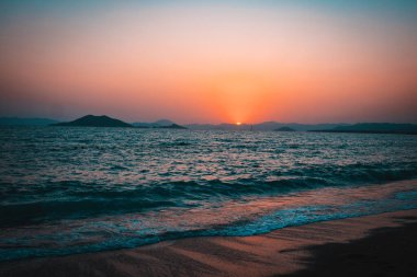 Denizin üzerinde güzel bir gün doğumu