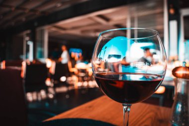 Bir kadeh kırmızı şarap.