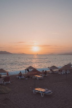 Sahilde gün batımının dikey görüntüsü.