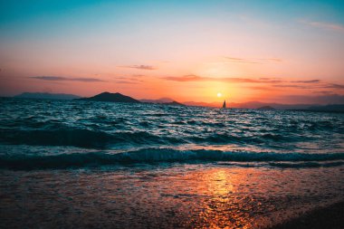 Sahilde güzel bir gün batımı
