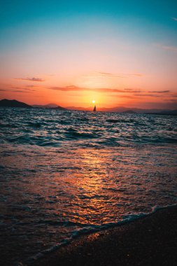 Denizin üzerinde gün batımı