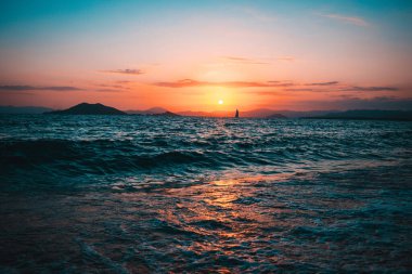 Denizin üzerinde güzel bir gün batımı