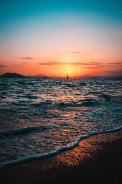 Gölün üzerinde güzel bir gün batımı