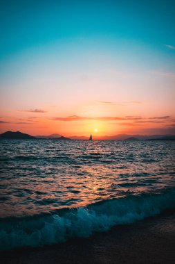 Adriyatik sahilinde gün batımı. Akşamları gün batımı. Sveti Stefan adasının bir fotoğrafı, monthe gro. Adriyatik.