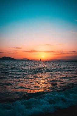 Denizin üzerinde güzel bir gün batımı