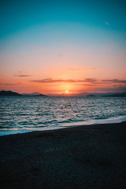 Denizin üzerinde güzel bir gün batımı. Doğa