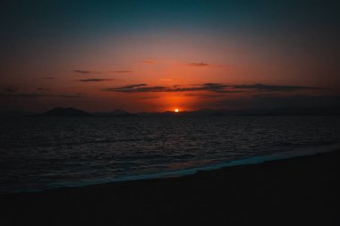 Denizin üzerinde güzel bir gün batımı