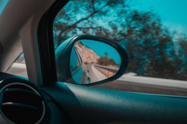 Araba dağlarda yolda gidiyor.