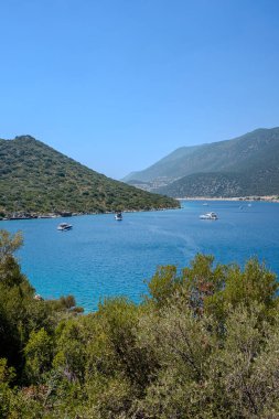 Dağlı körfezin güzel manzarası