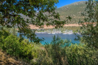 Ağaçlı körfez manzarası, ve beton adasındaki dağlar, Yunanistan.