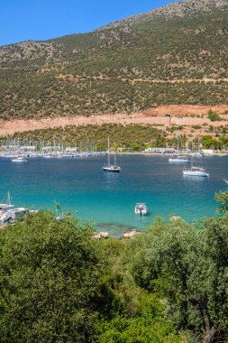Denizden beton adasına manzara.