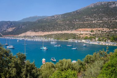 Beton adasının güzel deniz manzarası. Yunanca