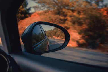 Dağ içerisindeki bir arabanın penceresinden görüntü