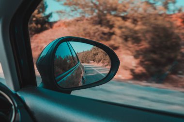 Araba yolda gidiyor.