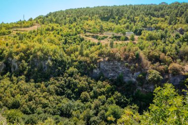 Golan tepelerindeki dağ nehrinin manzarası.