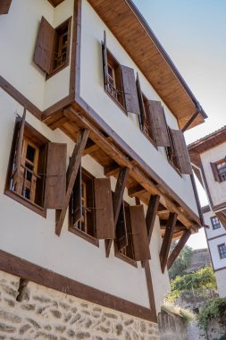 Köydeki geleneksel ahşap ev.