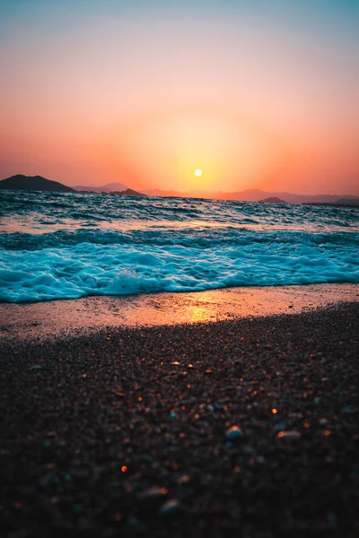 Gün batımında sahilde güneşli