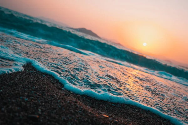 Denizde güzel bir gün batımı. Doğa ve seyahat.