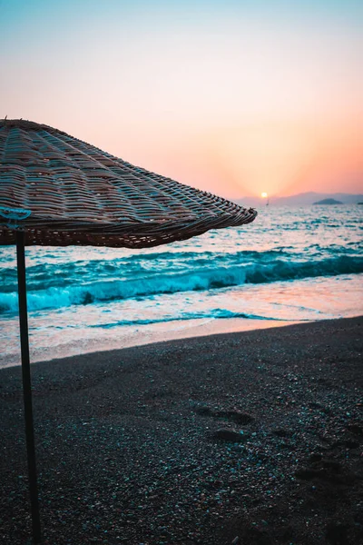 Akşamları kumsalda gün batımı