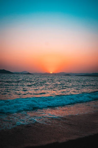 Denizin üzerinde güzel bir gün batımı