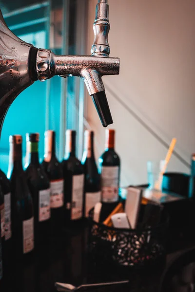 Restoranda şarap şişeleri var.