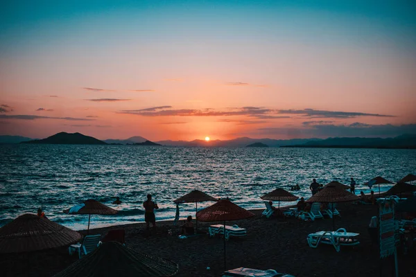 Denizin üzerinde güzel bir gün batımı