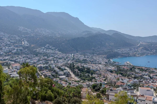 Güneşli bir günde bir kasabadan panorama.