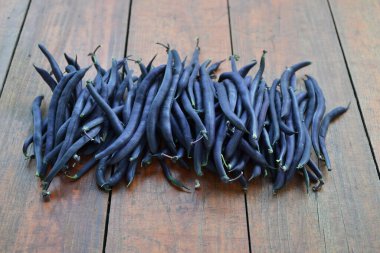 Masada mor kuşkonmaz fasulyesi var.