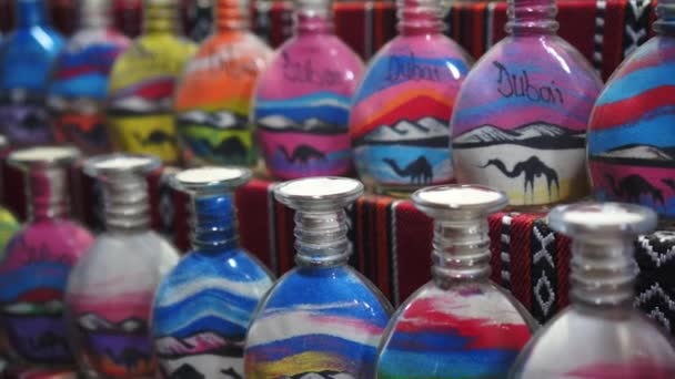 Souvenir-och flaska konst med sand. Flaska konst är ett traditionellt hantverk i Uae — Stockvideo