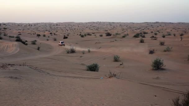 Zandduinen bij zonsondergang. Dubai. — Stockvideo