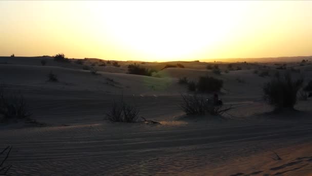 Gün batımında kum tepeleri. Dubai. — Stok video