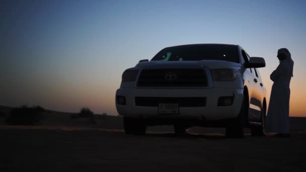 Dubai'de çöl safari araba gün batımında. — Stok video