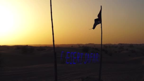 Woestijn Safari. Zandduinen bij zonsondergang. Dubai. — Stockvideo