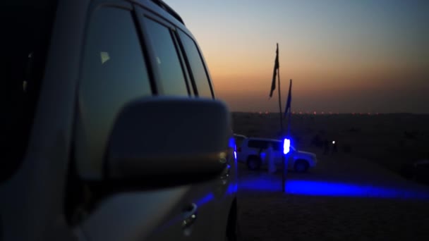 Safari au coucher du soleil dans le désert de Dubaï . — Video