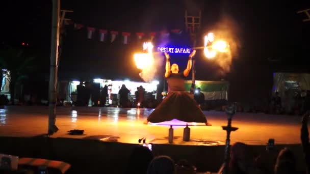 Feuershow-Auftritt bei Wüstensafari in Dubai. — Stockvideo