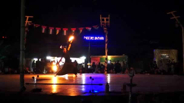 Feuershow-Auftritt bei Wüstensafari in Dubai. — Stockvideo