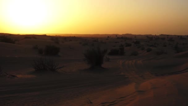 Zandduinen bij zonsondergang. Dubai. — Stockvideo