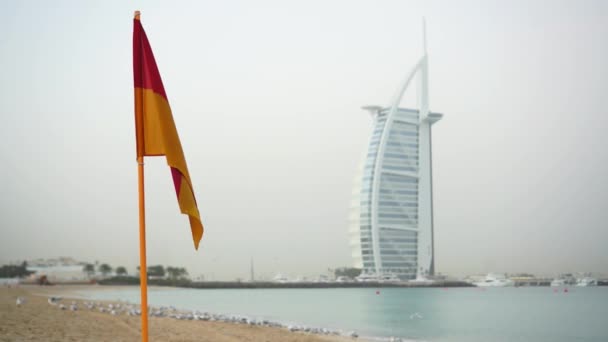 DUBAI, Emirados Árabes Unidos - JANEIRO 21, 2018: Burj al Arab Hotel em segundo plano ao nascer do sol . — Vídeo de Stock