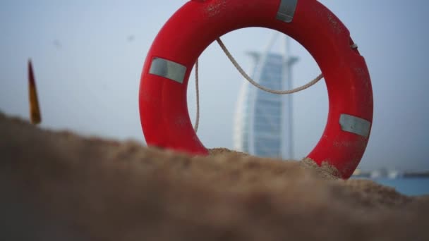 Dubai, Verenigde Arabische Emiraten - 21 januari 2018: Burj al Arab Hotel op de achtergrond bij de zonsopgang. — Stockvideo