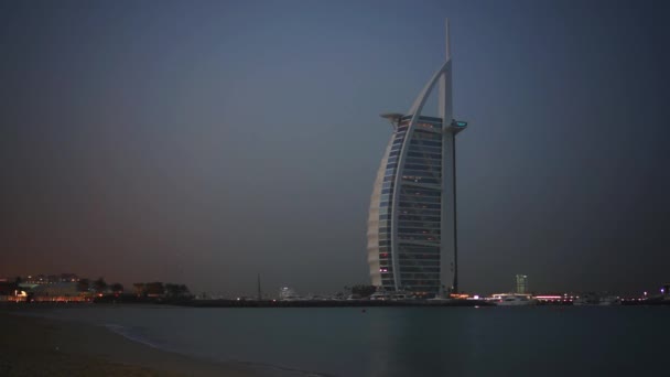 DUBAI, Emiratos Árabes Unidos - 21 de enero de 2018: Burj al Arab Hotel al fondo la noche anterior al amanecer . — Vídeos de Stock