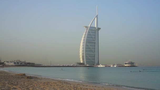 DUBAI, Emiratos Árabes Unidos - 21 de enero de 2018: Burj al Arab Hotel al fondo al amanecer . — Vídeo de stock